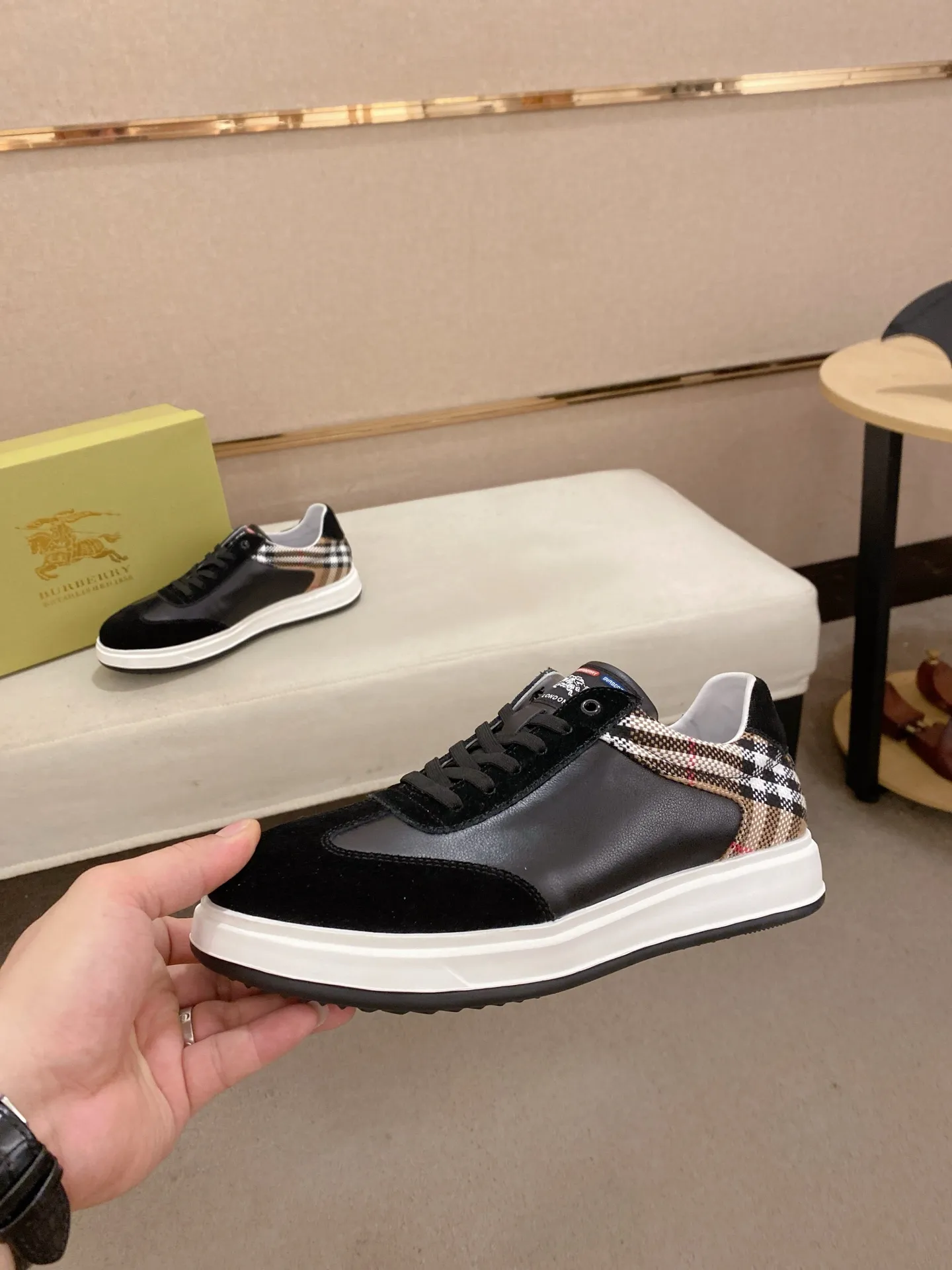 Men's shoes💰: 440💰🇮🇹🇮🇹The counters are synchronized with Burberry's top purchasing agents🔍🔍Synchronized sales. Positive code number: 38-44. Italian imported cowhide, fully imported sheepskin lining, sole: original sole provided by the original factory, exclusive movable molded sole, super comfortable, original factory follow-up order, 🔍🔍high quality, you can enter and leave the counter at will, welcome to compare (45 yuan for customization, no return or exchange)